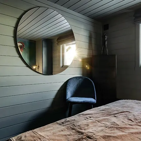 Designer Near Fyri In